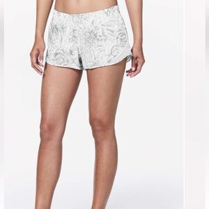 Lululemon Hotty Hot Short II *2.5"
Mini Twine White Multi / White